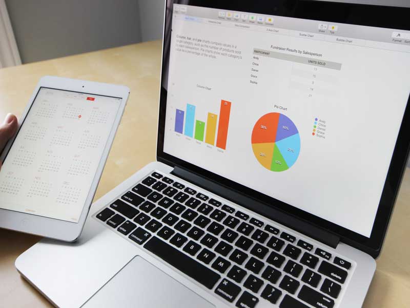 laptop e ipad che mostrano grafici e analisi sul sito e-commerce